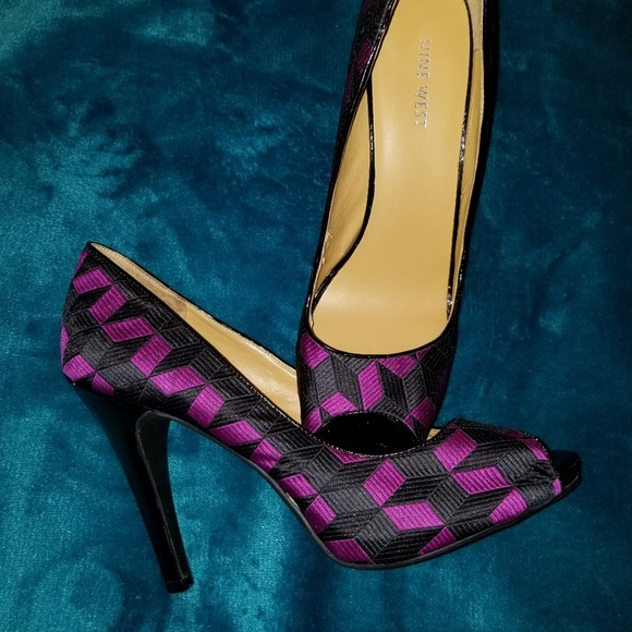 HEELS - Picture 2 of 3